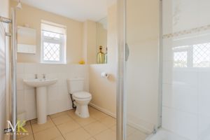 Ensuite - click for photo gallery